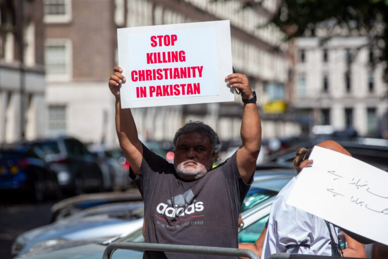 Die jüngsten Ausschreitungen gegen Christen in Pakistan treibt Demonstranten in London auf die Straße.