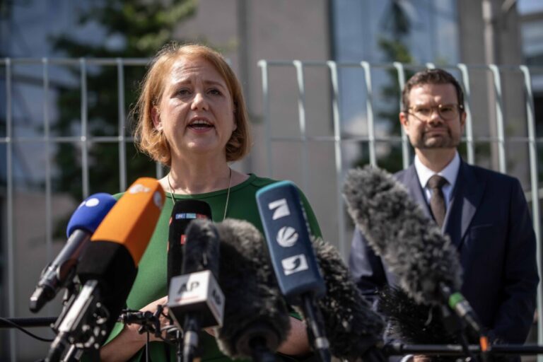 Bundesfamilienministerin Lisa Paus (Grüne) und Bundesjustizminister Marco Buschmann (FDP) nach der Sitzung des Bundeskabinetts im Kanzleramt bei einem Pressestatement zum Selbstbestimmungsgesetz Foto: picture alliance/dpa | Michael Kappeler