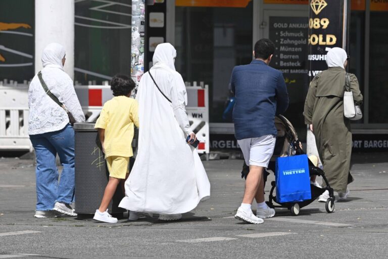 Eine Asylbewerberfamilie mit Gepaeck und Kinderwagen läuft durch München: Einbürgerungen sollen leichter werden Foto: Foto: picture alliance / SvenSimon | Frank Hoermann/SVEN SIMON