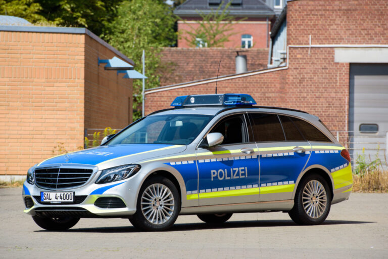 Das Bild zeigt ein Polizeiauto. Die Messerattacke vom vergangenen Samstag im Saarland hatte für Aufsehen gesorgt.