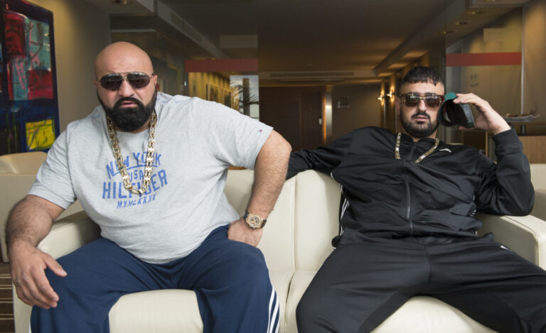 Das Bild zeigt links den Rapper Xatar und rechts den Rapper Haftbefehl. Letzterer gilt als Pionier des Migranten-Jargon im deutschen Hip-Hop.