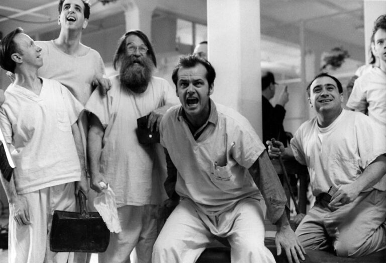 Der Filmklassiker „Einer flog über das Kuckucksnest“ (1975) mit Jack Nicholson zeigt das Leben in einer geschlossenen Psychiatrie. Buchautor Knut Kleesiek sagt: Ähnlich sei die deutsche Gesellschaft politisch gestört und leiden an einer Psychose.