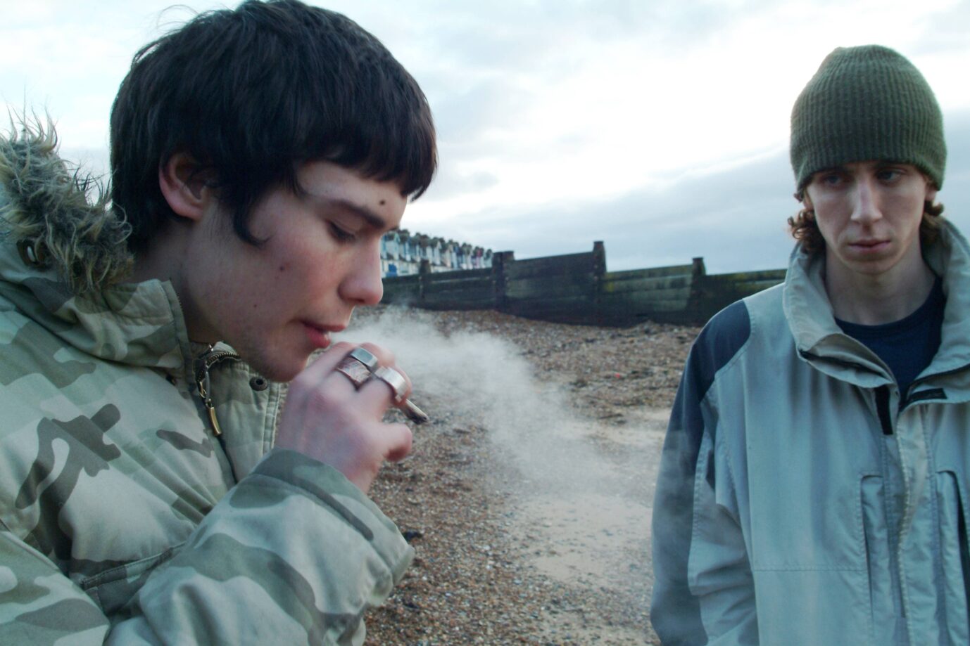 Jugendliche konsumieren einen Cannabis-Joint
