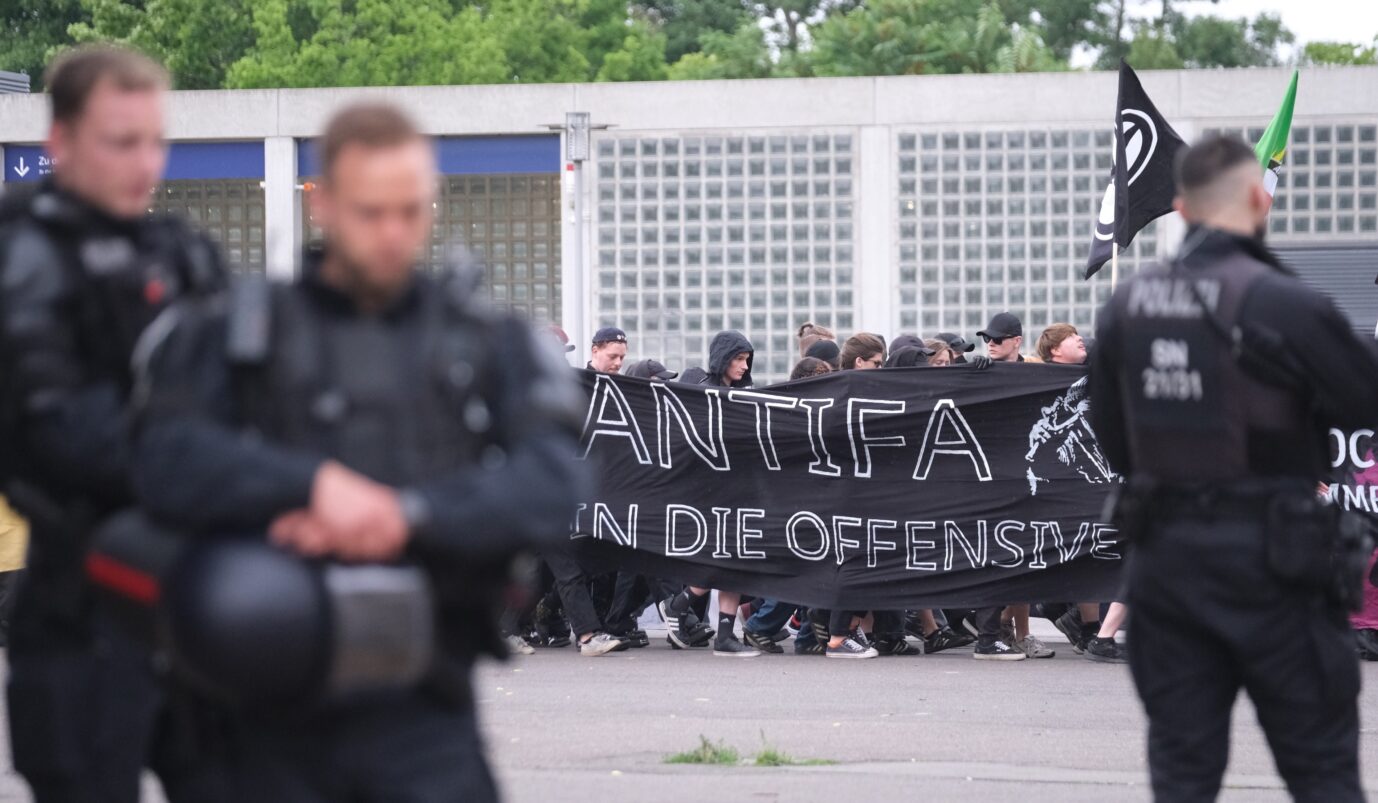 Antifa-Anhänger demonstrieren am „Tag X“ für die Freilassung der Linksextremen Lina E. Foto: picture alliance/dpa | Sebastian Willnow