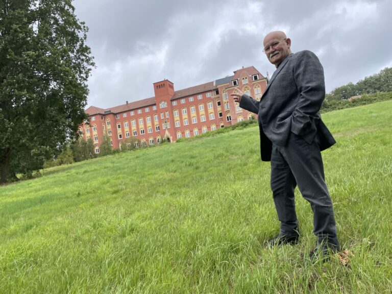 Werner Zörner, Kreistagsabgeordneter der AfD im Hochsauerlandkreis, vor dem alten Klostergebäude in Arnsberg-Oeventrop: Der Protest der Bürger hat hier die Unterbringung von Migranten verhindert.