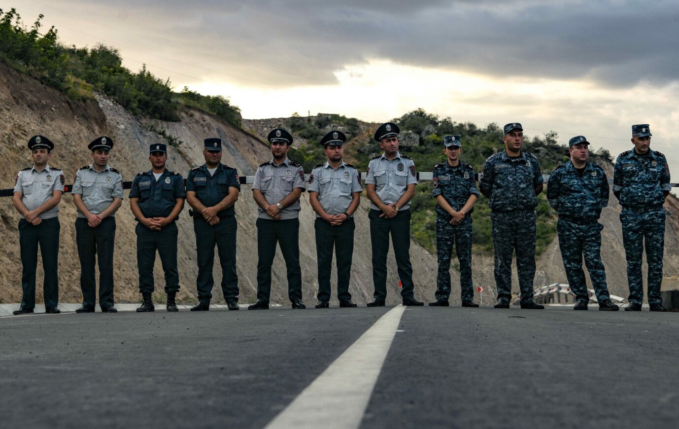 Armenische Beamte an der Grenze zwischen Aserbaidschan und der Zwergrepublik Arzach – sie protestieren gegen den Kessel Foto: picture alliance/dpa/TASS | Alexander Patrin