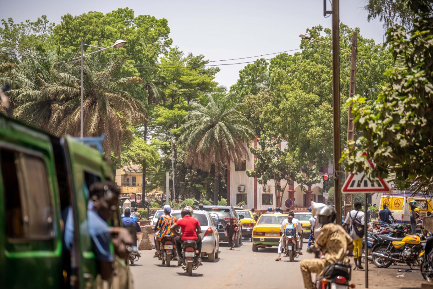 Strassenszene in Bamako, der Hauptstadt von Mali – hier will die Bundesregierung den Bau von Lehmhütten fördern Foto: picture alliance/dpa | Michael Kappeler