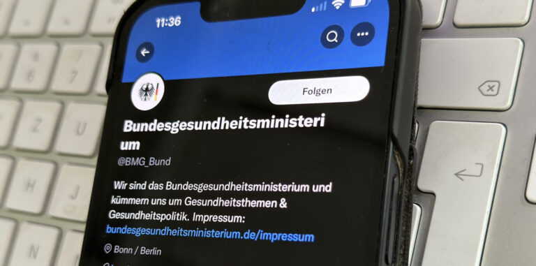 Twitter-Account des Gesundheitsministeriums vor einer Tastatur. Die Bundesregierung blockiert gern Nutzer.