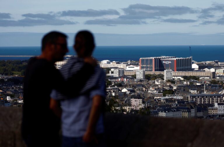 Passanten laufen vor der Silhouette der Stadt Cherbourg in Frankreich – eine Vergewaltigung in der Stadt rüttelt das ganze Land auf Foto: picture alliance / REUTERS | Stephane Mahe