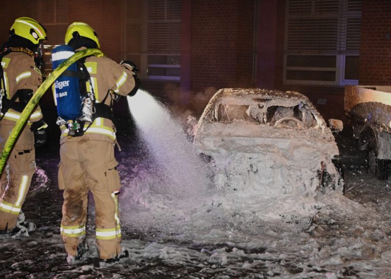 In Bremen mußte die Feuerwehr zuletzt ausrücken, um einen Brandanschlag auf das falsche Auto zu löschen – Linksextreme hatten sich geirrt Foto: picture alliance/dpa | Paul Zinken