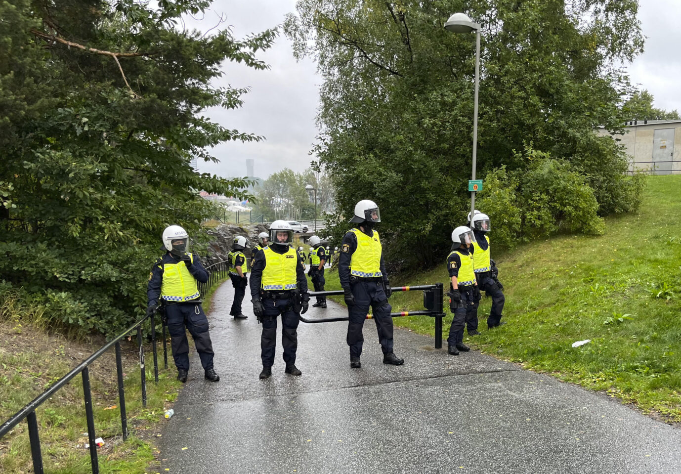 Polizisten am Rande des Järvafältet-Parks im Stockholm, wo ein Eritrea-Festival zu einer Massenschlägerei ausartet Foto: picture alliance / TT NYHETSBYRÅN | Niklas Svahn /TT