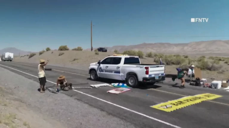 Us-Ranger fahren die Blockade der Klima-Kleber beim Burning Man Festival über den Haufen und nehmen danach zahlreiche Linksradikale fest