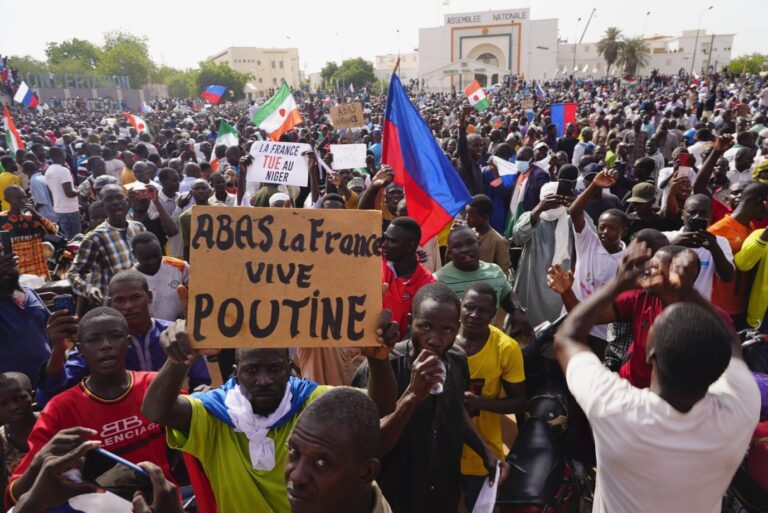 Anhänger des Putsches demonstrieren in der Hauptstadt des Niger, Niamey Foto: picture alliance / ASSOCIATED PRESS | Sam Mednick
