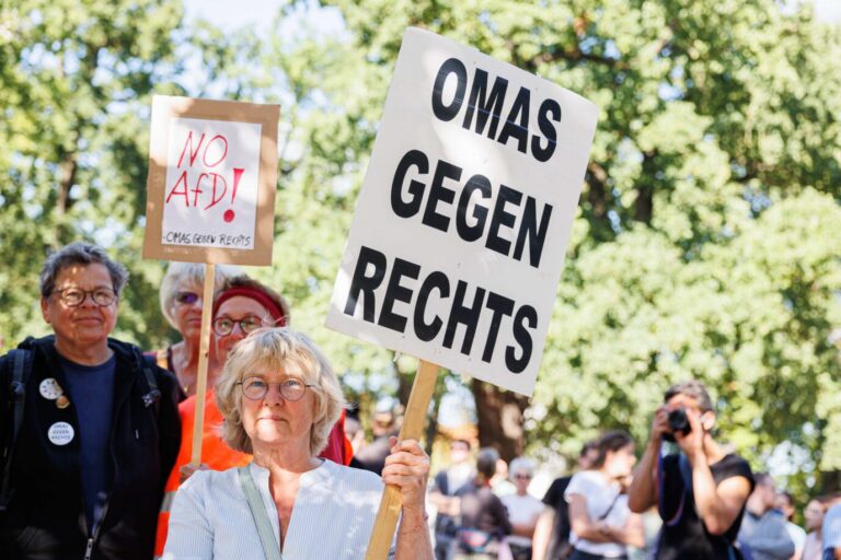 In einem kürzlich ausgestrahlten NDR-Betrag über die „Omas gegen Rechts“ wird der Zuschauer in die Fremdscham Foto: picture alliance/dpa | Michael Matthey