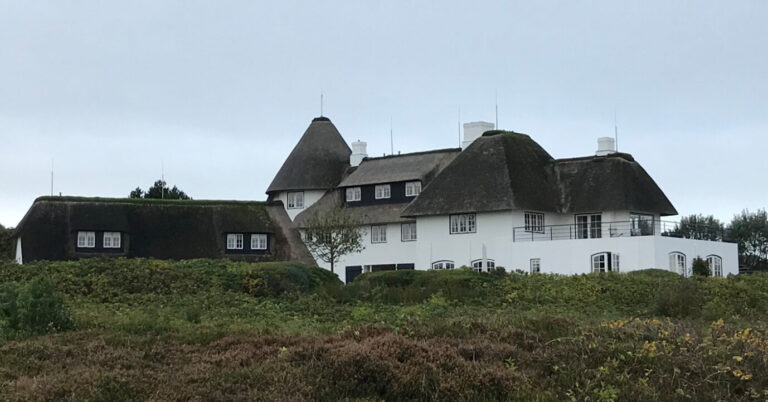 Die "Burg" von Verleger Axel Springer auf Sylt hat eine bewegte Geschichte.