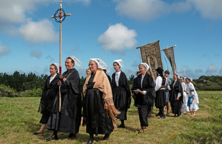 Zu Ehren der Heiligen Maria ziehen Gläubige durch die Bretgne.