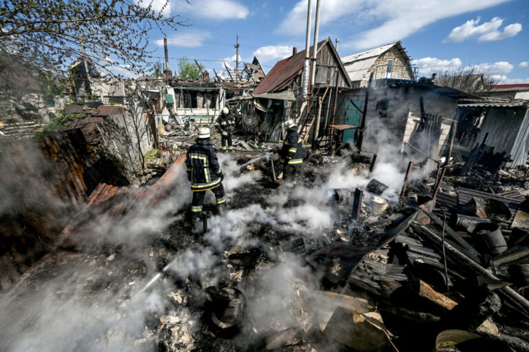 Feuerwehrleute bekämpfen nach einem russischen Angriff einen Brand in der Region Saporischschja – der Einsatz von Streumunition könnte solche Löscharbeiten in Zukunft stark erschweren Foto: picture alliance / abaca | Smoliyenko Dmytro/Ukrinform/ABACA