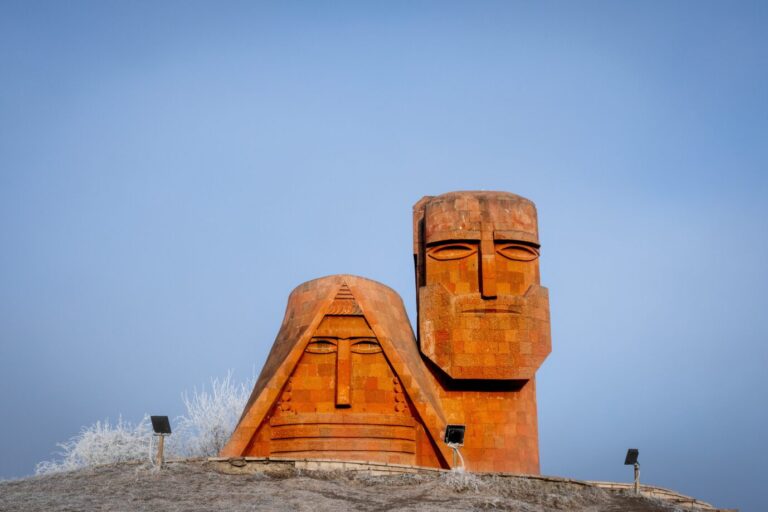 Das Monument "Wir sind unsere Berge" in Stepanakert zeugt von der Mentalität der Menschen in der Republik Arzach Foto: picture alliance/dpa/MAXPPP | Chris Huby / Le Pictorium