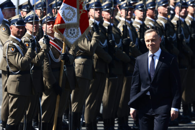 Polens PiS-Präsident Andrzej Duda inspiziert am sogenannten Tag der Armee im August eine Ehrenformation – mit der Militärparade soll an den Sieg Polens über die sowjetischen Truppen 1920 vor Warschau erinnert werden. Quelle: picture alliance/dpa, Jakub Porzycki, Anadolu Agency