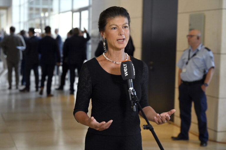 Die Linken-Ikone Sahra Wagenknecht bei einem Pressestatement im Bundestag Foto: picture alliance / Geisler-Fotopress | Frederic Kern/Geisler-Fotopress