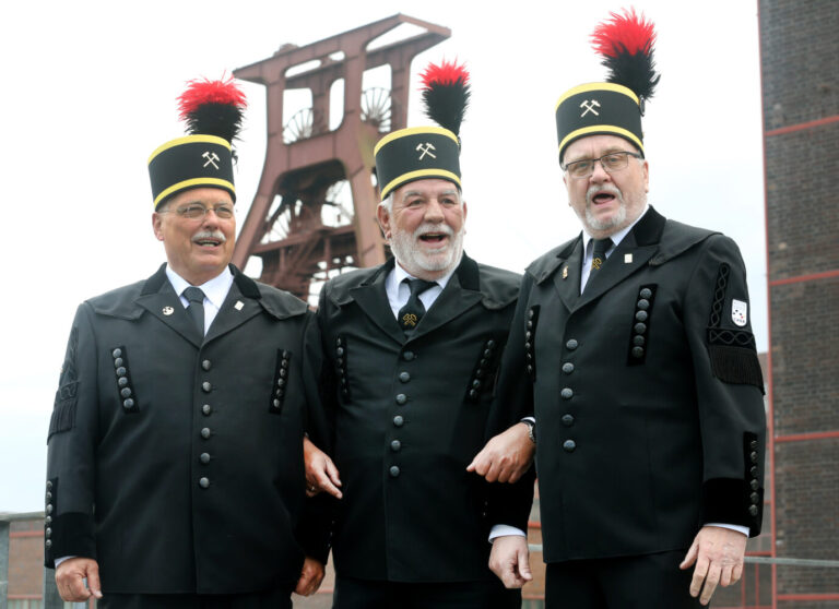 Mitglieder des Ruhrkohlechores singen vor dem Fördergerüst von Zeche Zollverein das Steigerlied Foto: Roland Weihrauch/dpa