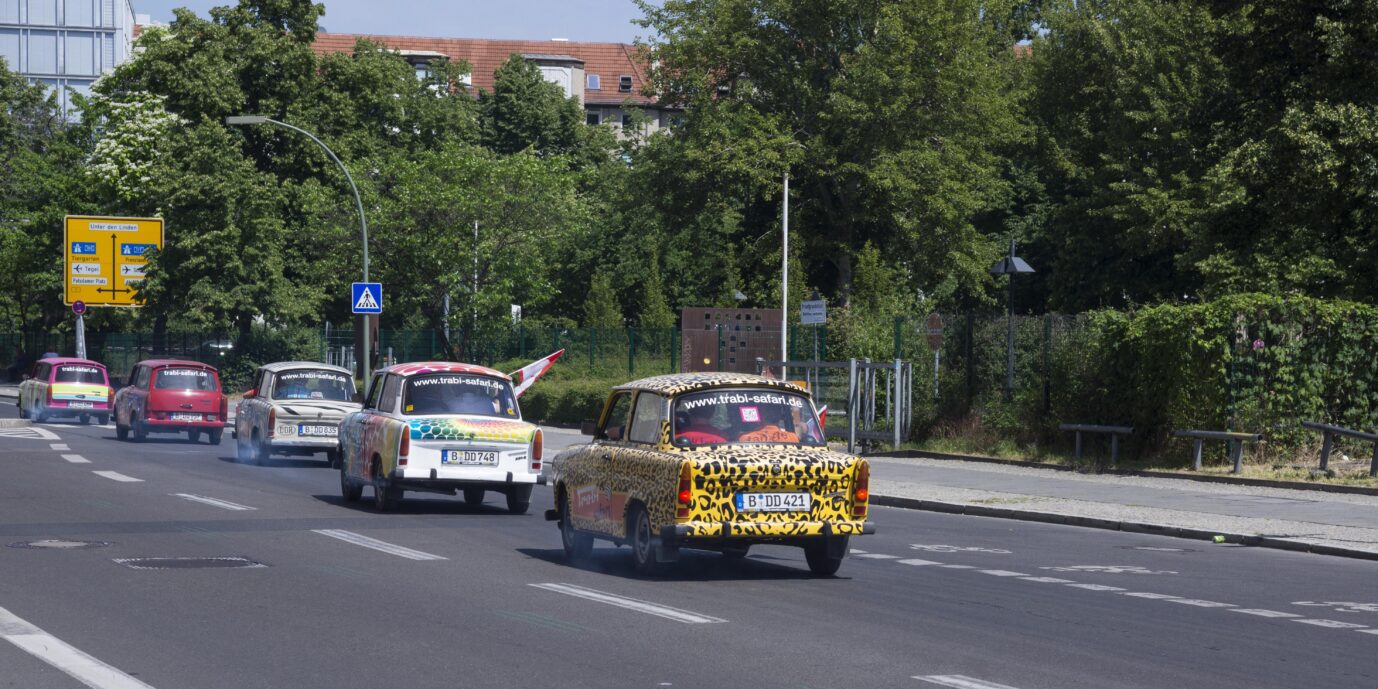 Eine Trabi-Safari in Berlin. Gerade ehemalige DDR-Bürger verbinden Nostalgie mit dem Kult-Vehikel. Der Deutschen Umwelthilfe gefällt das gar nicht.