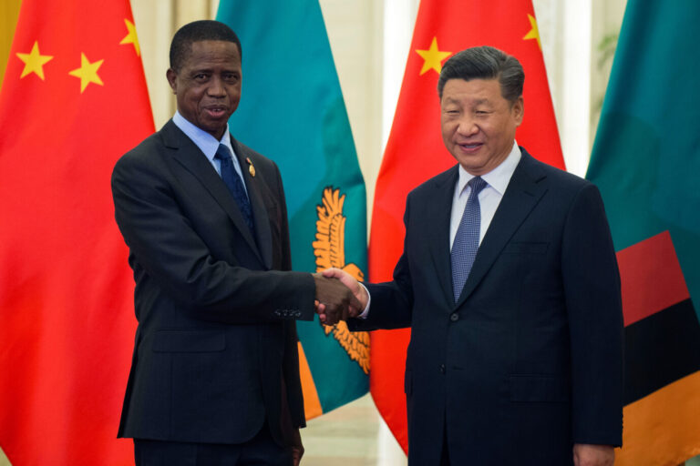 Sambias Präsident Edgar Lungu und Chinas Präsident Xi Jinping vor ihren Flaggen in der Großen Halle des Volkes in Peking, 2018, Quelle: picture alliance/dpa, Nicolas Asfouri