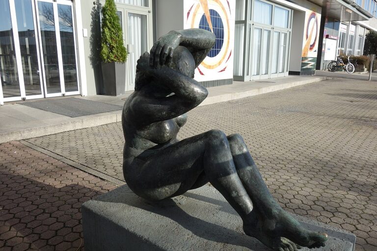 Die Bronze-Skulptur "Die Sinnende" ist aus dem Dresdener Stadtbild verschwunden.