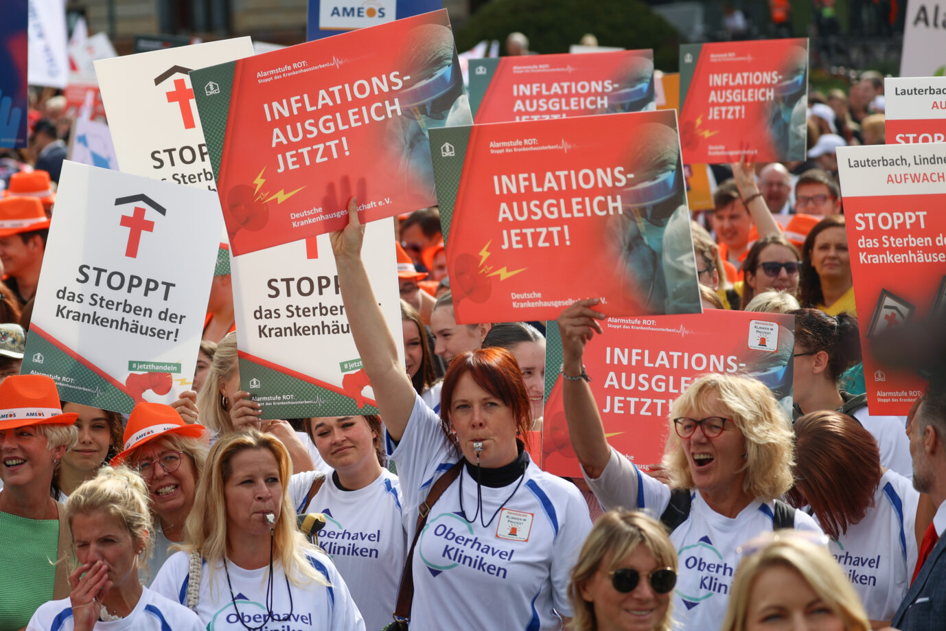 Angestellte von Krankenhäusern protestieren am 20. September 2023 auf dem Pariser Platz in Berlin.