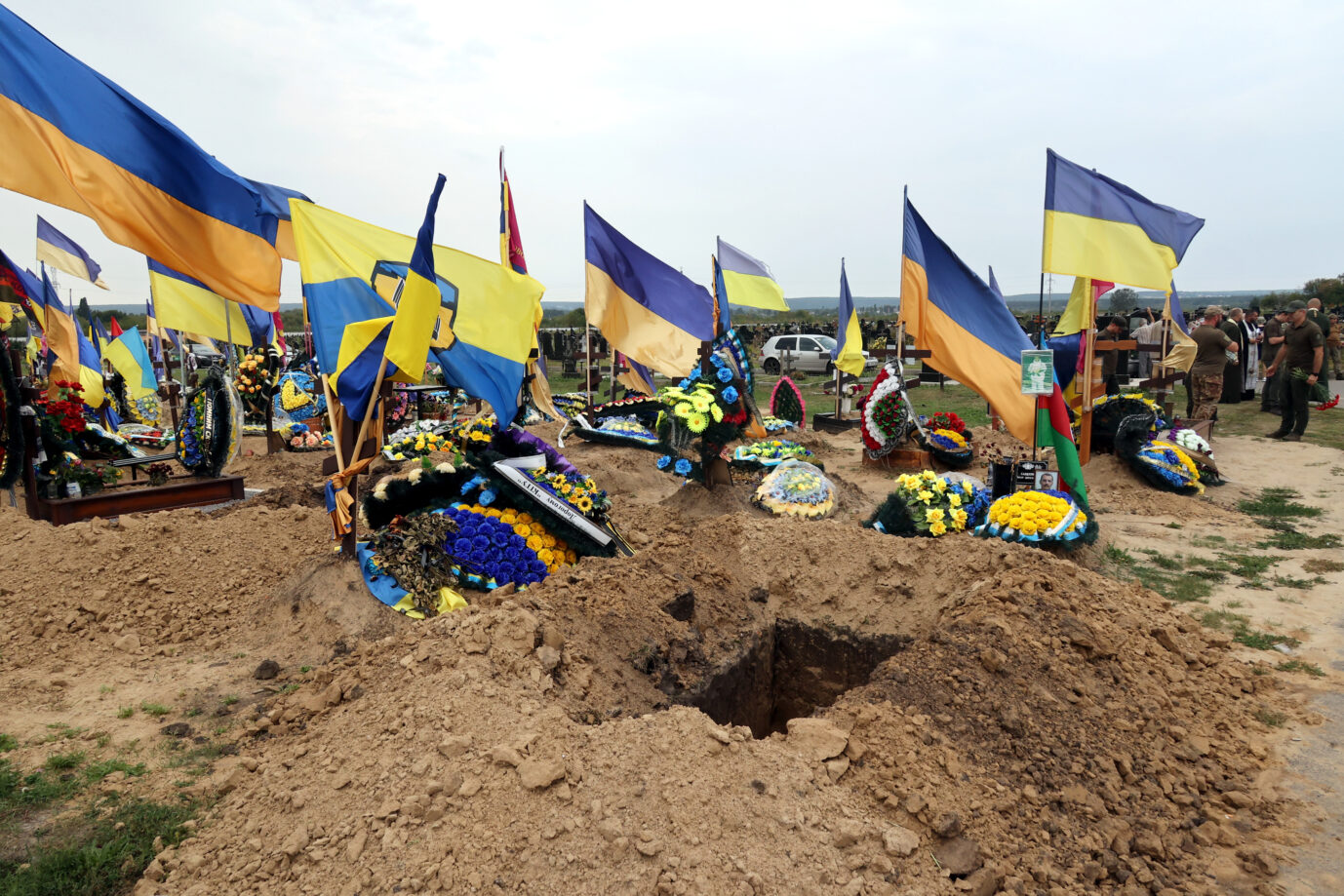 Der Ukraine-Krieg füllt die Friedhöf auf beiden Seiten.
