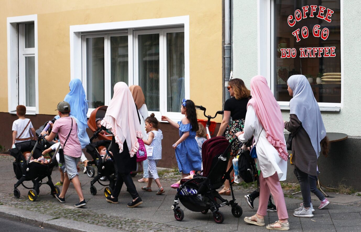 Muslimische Zweitfrauen mit ihren Kindern prägen inzwischen vielerorts das Stadtbild. Symbolfoto aus Schöneberg: picture alliance / Wolfram Steinberg