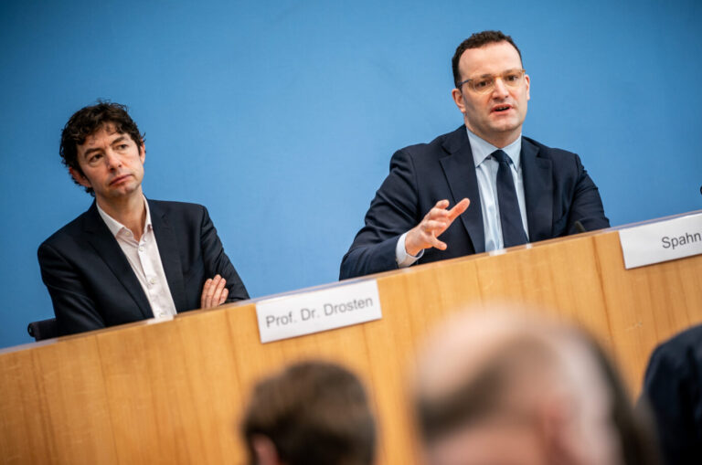 Virologe Christian Drosten (links) und der ehemalige Gesundheitsminister Jens Spahn (CDU): Politik und Wissenschaft sind eng verflochten.