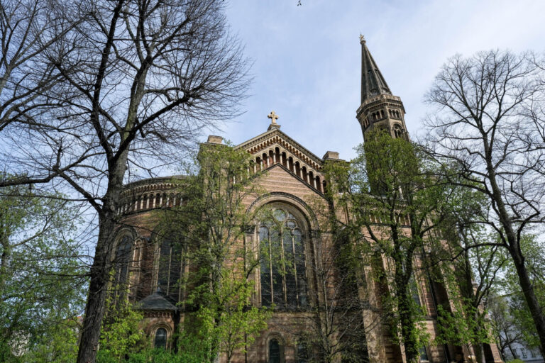 Die Zionskirche in Berlin Mitte: Die Evangelische Kirchengemeinde möchte Klimaklebern mit einer Immobilie helfen.