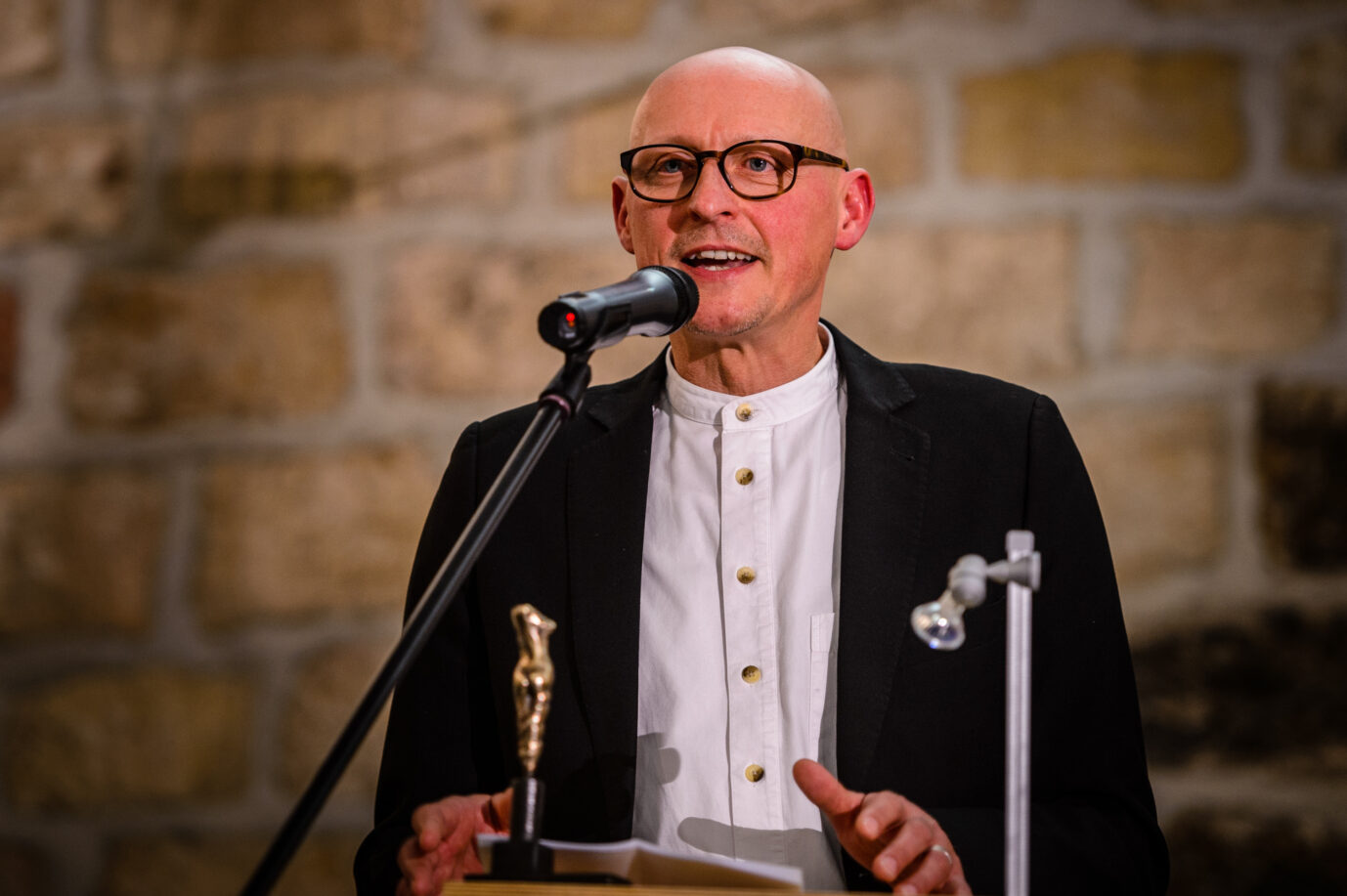 Der Autor Jörg Bernig bedankt sich für die Verleihung des Radebeuler Kunstpreis 2013. (zu dpa «Radebeuler Oberbürgermeister legt Veto gegen Amtsleiter-Wahl ein»)
