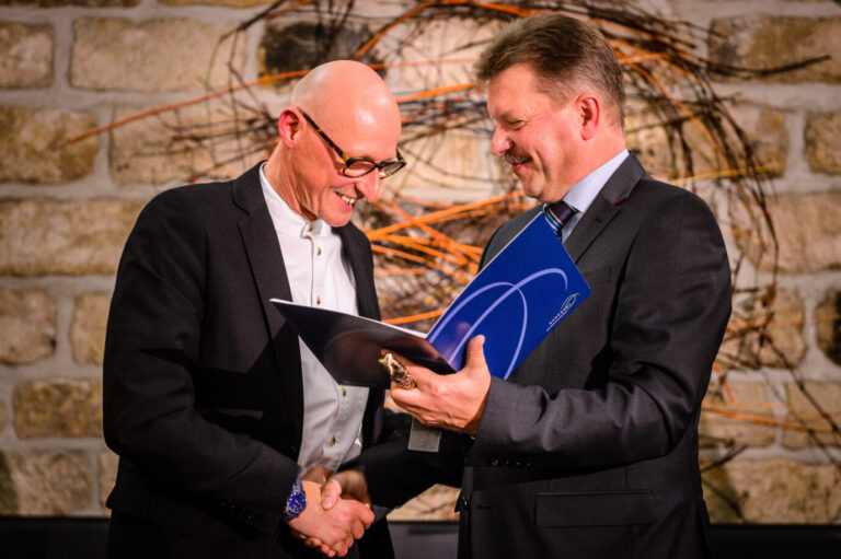Jorg Bernig (links) beim Empfang des Radebeuler Kunstpreises 2013
