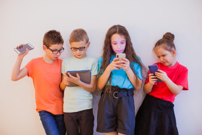 Medienkompetenz: Das Mobiltelefon haben Schüler immer zur Hand, aber was wissen die Eltern, was ihre Kinder da sehen?