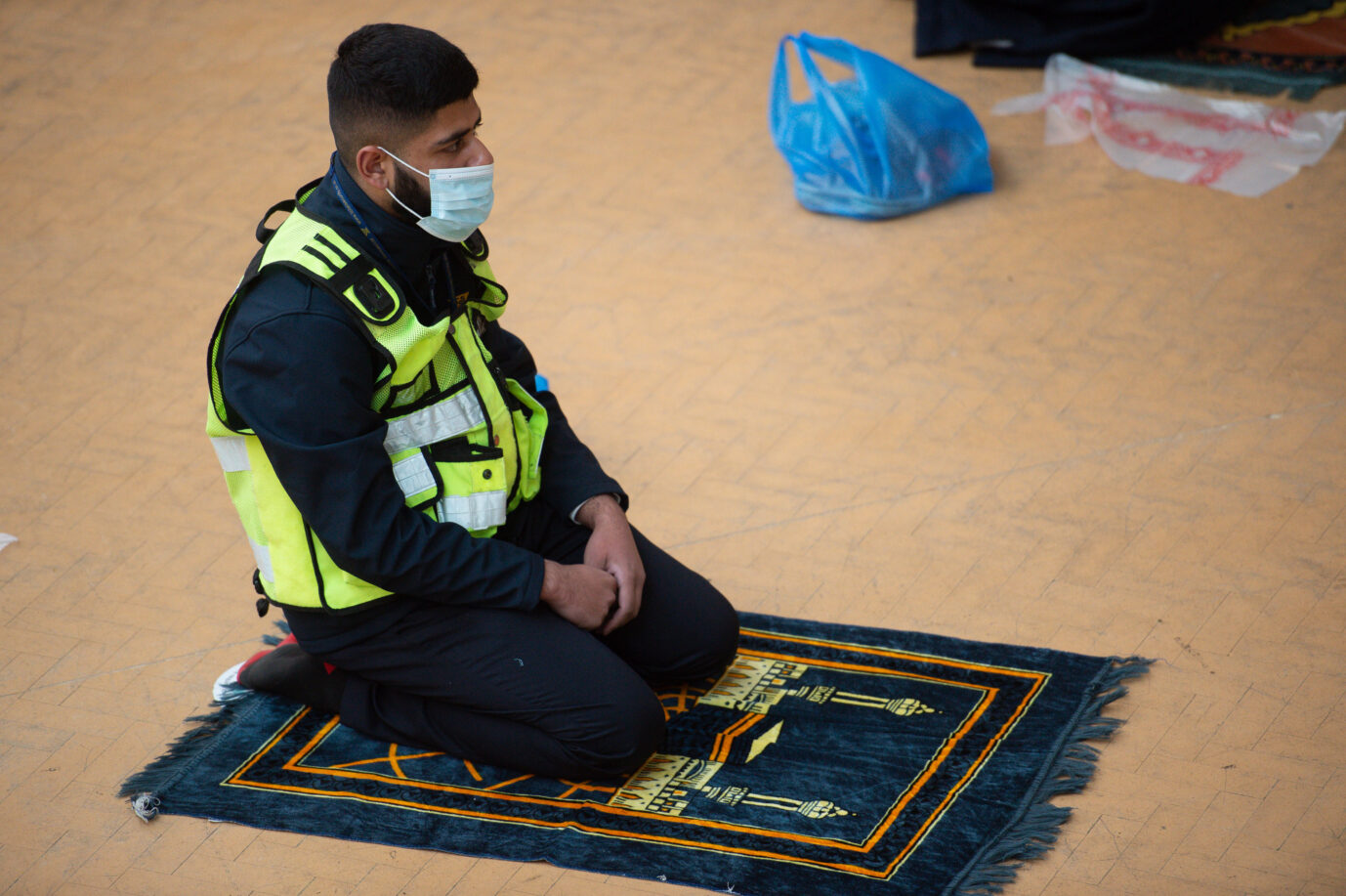 Ein Polizist betet in der Green-Lane-Moschee in Birmingham: Der steuerfinanzierte Bau eines Jugendzentrums könnte am Extremismus der Prediger scheitern.