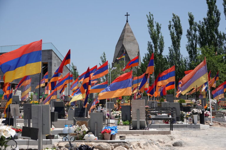Soldatengräber in Bergkarabach: Die Region im Kaukasus wird seit Jahren von Armenien und Aserbaidschan beansprucht.