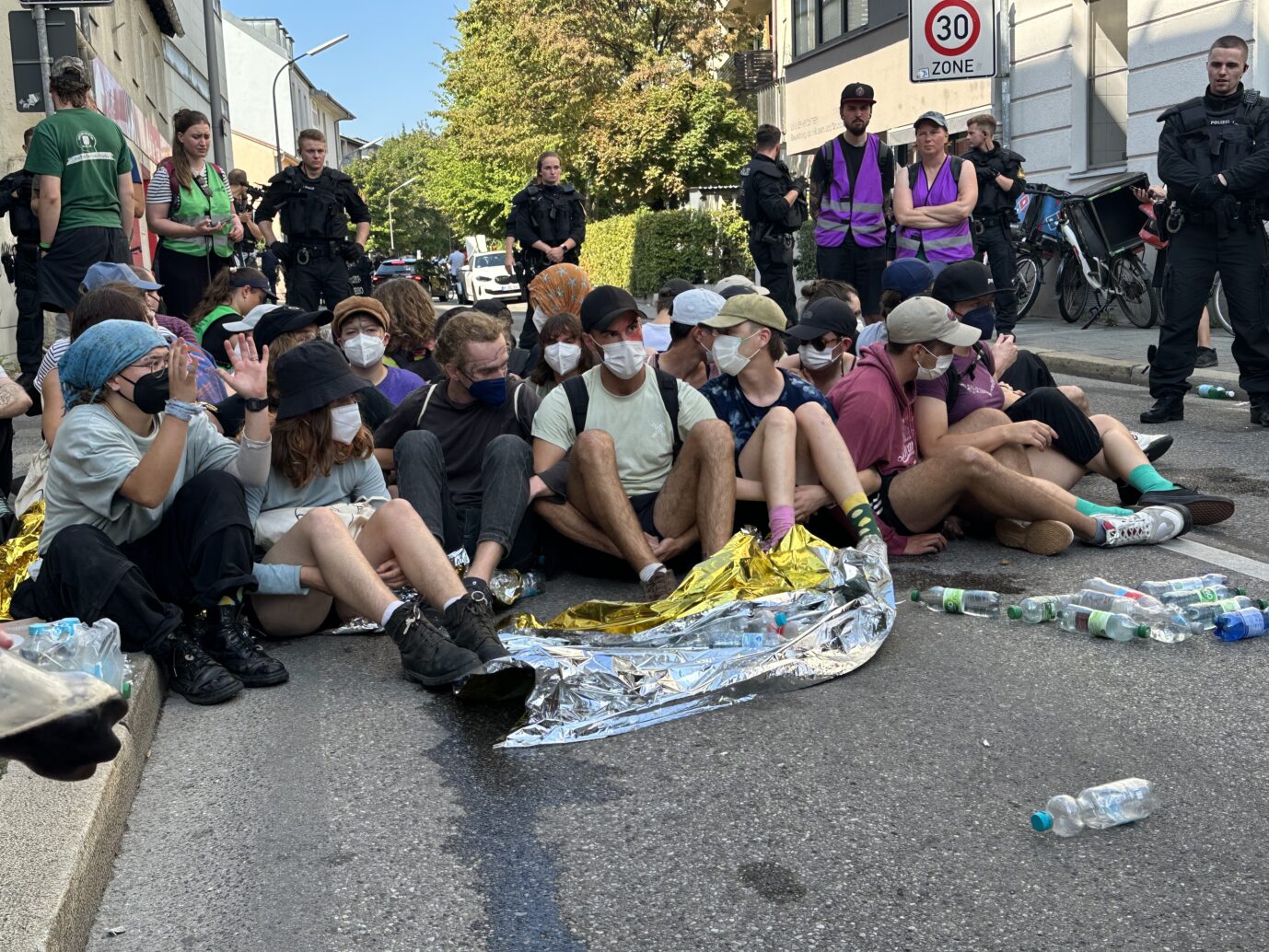Klimaradikale blockieren eine Straße mitten in München – die JF war vor Ort Foto: JF