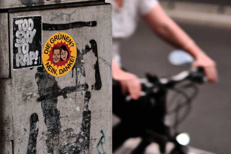 Anti-Grünen Sticker in Kreuzberg