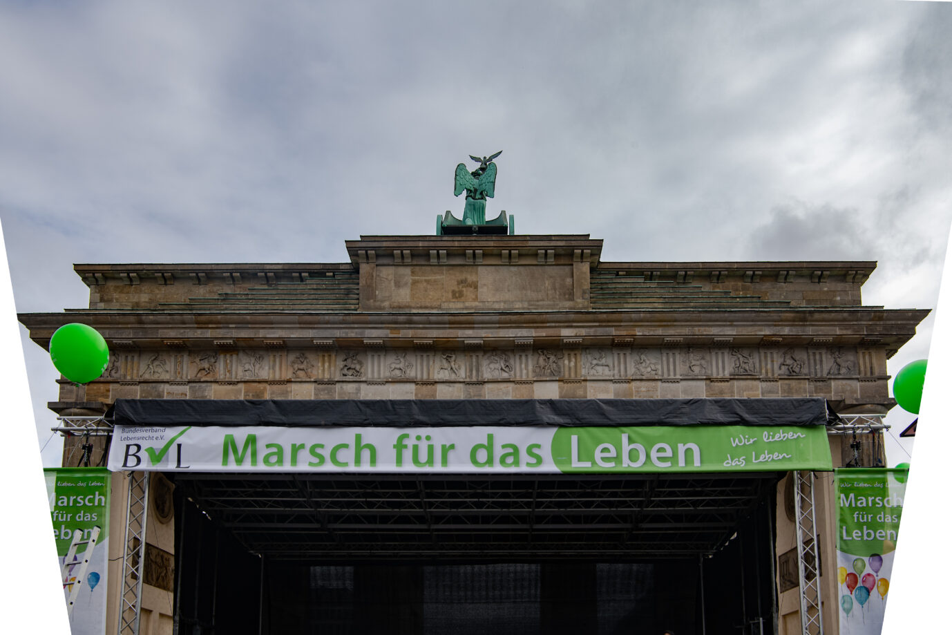 „Marsch für das Leben“ steht auf einem Banner am Brandenburger Tor: Diesen Samstag wird in der Hauptstadt wieder für das Leben demonstriert.