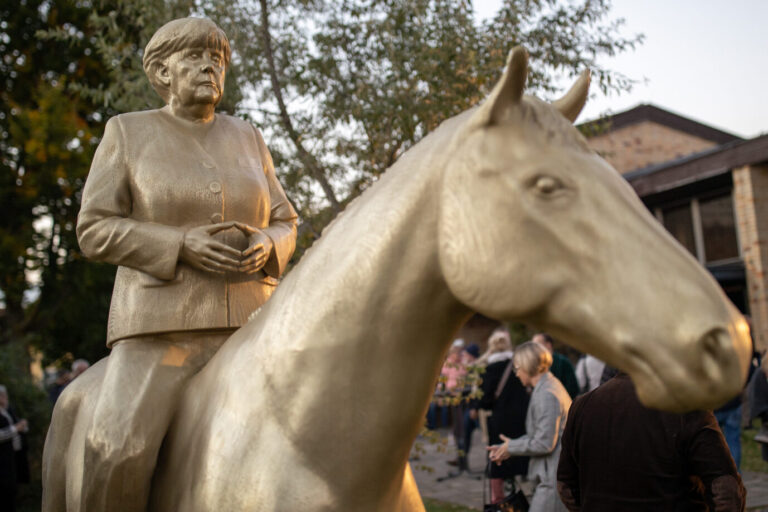 Das goldene Reiterstandbild von Bundeskanzlerin Angela Merkel ist nach nicht einmal zwei Jahren zusammengebrochen.