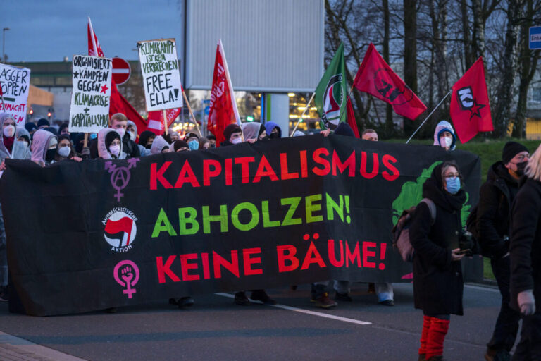 Auf dem Foto ist eine Fridays for Future-Demonstration zu finden. Die Teilnehmer des selbsternannten "Klimastreiks" halten dabei ein Transparent mit dem Antifa-Logo. (Themenbild/Symbolbild)