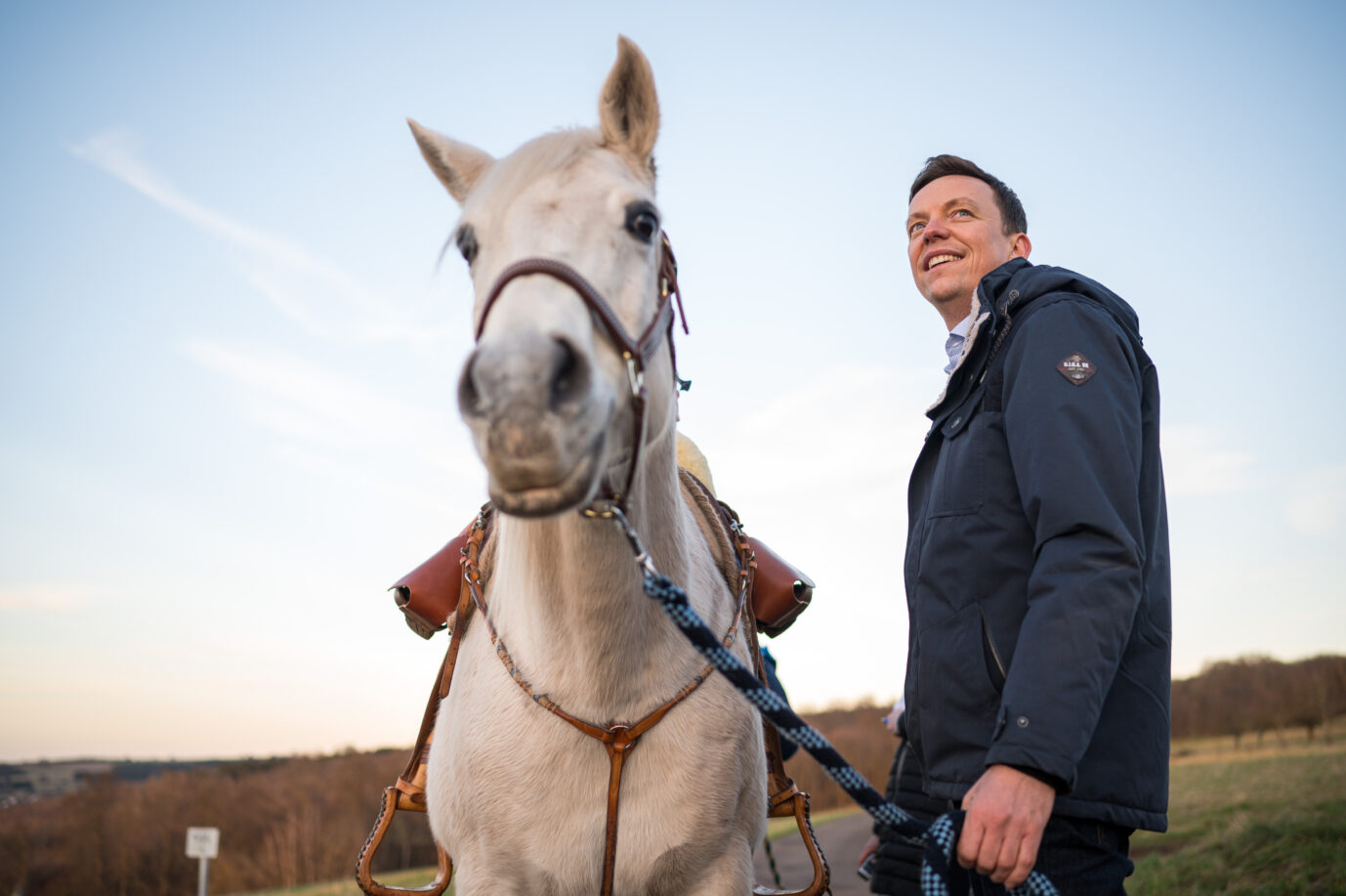 Auf dem Foto ist Tobias Hans neben einem Pferd. Er gilt als einer der bekanntesten Vertreter des linken CDU-Flügels und Verfechter des NRW-Ministerpräsidenten Hendrik Wüst.