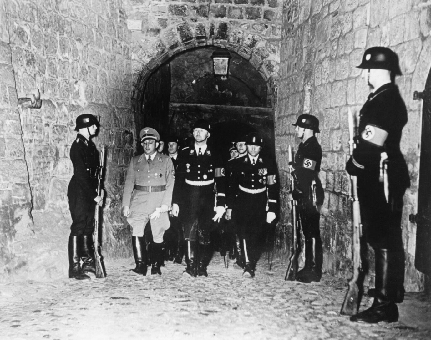 Carl Erdmann deckte den Schwachsinn auf: Feierlichkeit mit Reichführer-SS Heinrich Himmler zum 1.000. Todestag König Heinrichs I. im Quedlinburger Dom am 2. Juli 1936
