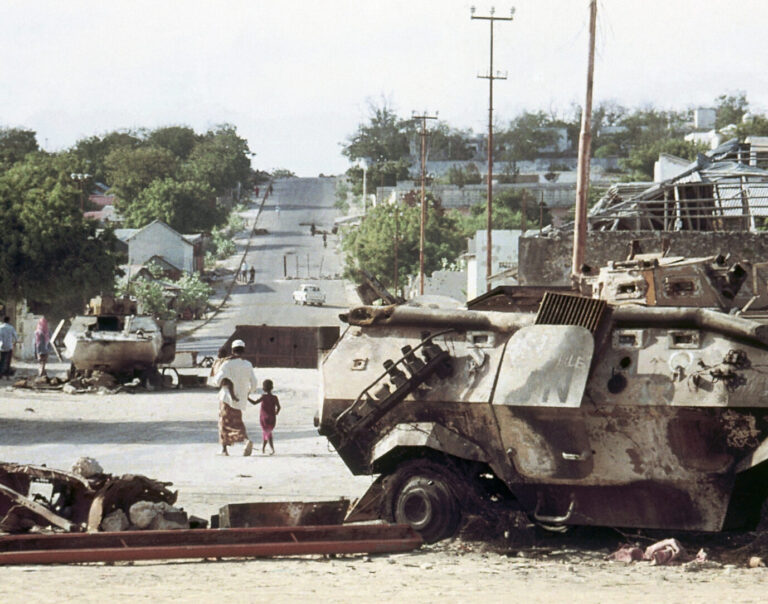 Ausgebrannte gepanzerte Fahrzeuge der UN-Truppen zeugen von der Schlacht von Mogadischu 1993.
