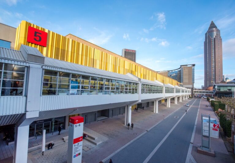 Auf dem Foto befindet sich Halle Nummer 5 der Frankfurter Messe. Dort sollen künftig Asylbewerber unterkommen.