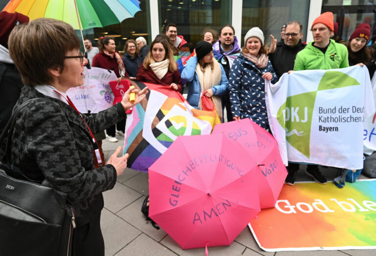 Auf dem Foto befindet sich die Demonstration des Bundes der Deutschen Katholischen Jugend vor einer Versammlung des Synodalen Weges. Ein Diözesanverband kritisiert die anstehende Lebensschutz-Demonstration. (Themenbild/Symbolbild)