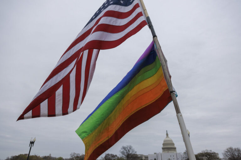 Die Regenbogenfahne und die US-Fahne: Im Bundesstaat Pennsylvania tobt derzeit ein Streit um Transgender-Toiletten an Schulen.