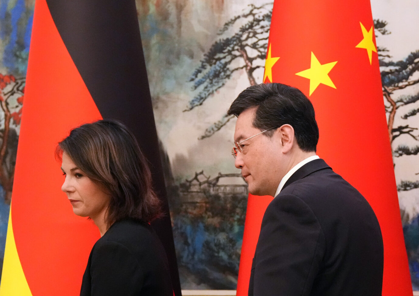 Außenministerin Annalena Baerbock (l, Bündnis 90/Die Grünen) und der chinesische Außenminister Qin Gang gehen nach einer gemeinsamen Pressekonferenz im Staatsgästehaus aus dem Saal.